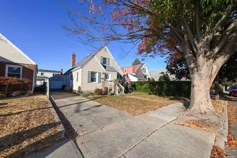 1627 Lincoln Ave, North Hempstead, NY 11040
