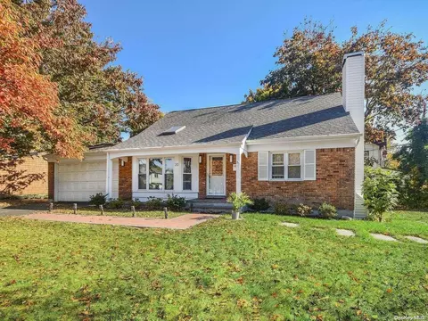 20 Darby Pl, Glen Head, NY 11545