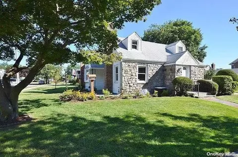 60 Mayflower Ave, North Hempstead, NY 11596