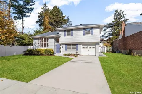 15 Starfire Ct, Hewlett, NY 11557