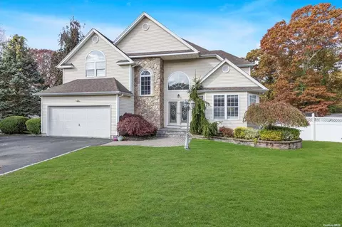 11 Debron Ct, Centereach, NY 11720