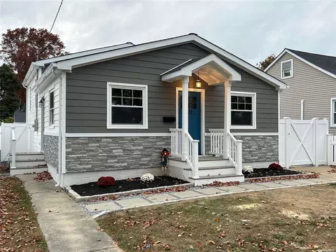 221 Deauville Blvd, Copiague, NY 11726
