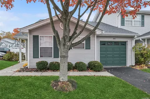 34 Biltmore Cir #34, Huntington Station, NY 11746