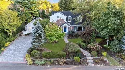 32 Thornwood Ln, North Hempstead, NY 11577