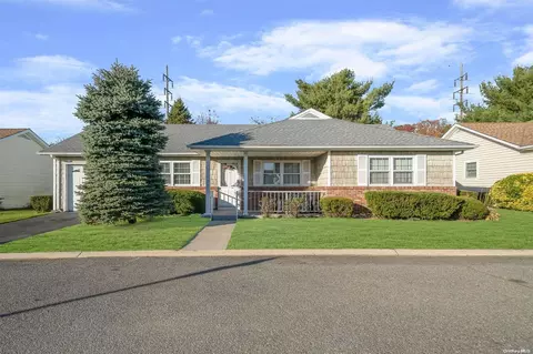 15 Dawn Dr #15, Oakdale, NY 11769
