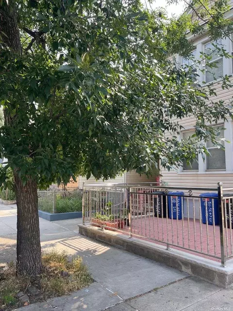 50-56 47th St, New York, NY 11377