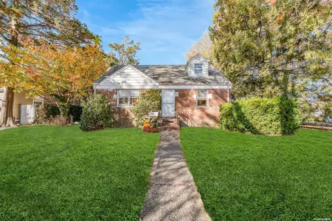2186 Maple St, Wantagh, NY 11793