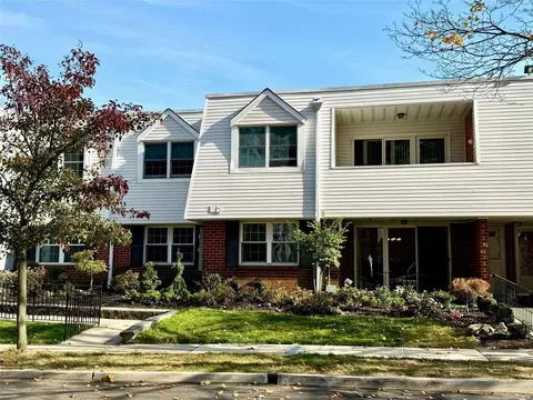 47 Santa Barbara Dr #47, Plainview, NY 11803