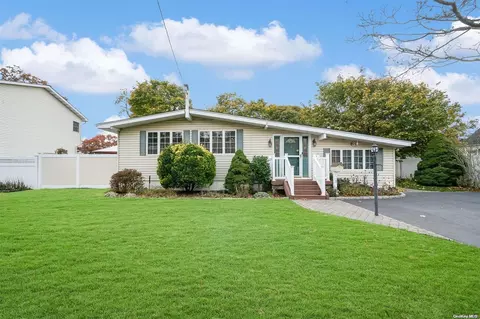 3 Peter Rd, Lake Ronkonkoma, NY 11779