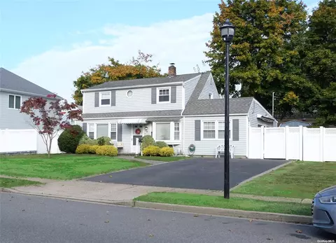 7 Bell Ln, Levittown, NY 11756