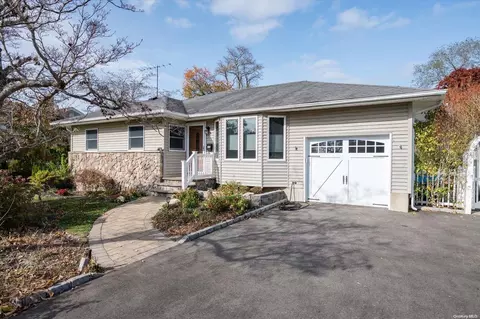 21 Estate Rd, Smithtown, NY 11787