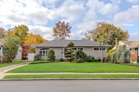 414 Chestnut Ln, East Meadow, NY 11554