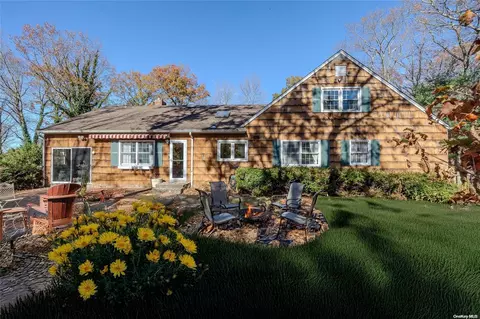 12 Woods Ct, Huntington, NY 11743