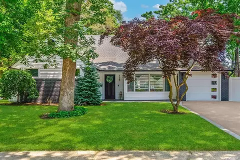 17 Oak Brook Ln, Merrick, NY 11566