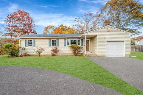 19 Arrowhead Dr, Shirley, NY 11967