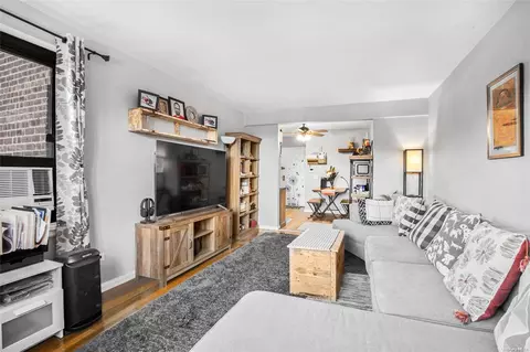 7525 210 St #4M, Oakland Gardens, NY 11364