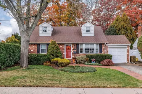 29 Tudor Rd, Farmingdale, NY 11735