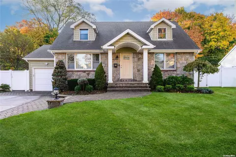 110 Parkway Dr, North Hempstead, NY 11590