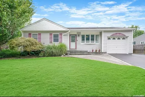 32 Hy Pl, Lake Grove, NY 11755