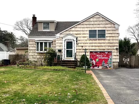 22 Bay 2nd St, Islip, NY 11751
