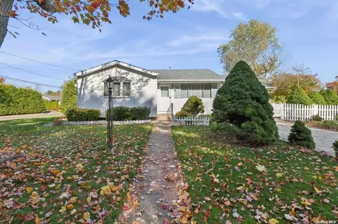 297 Horseblock Rd, Farmingville, NY 11738