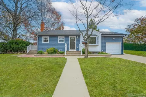 242 Kinkel St, North Hempstead, NY 11590
