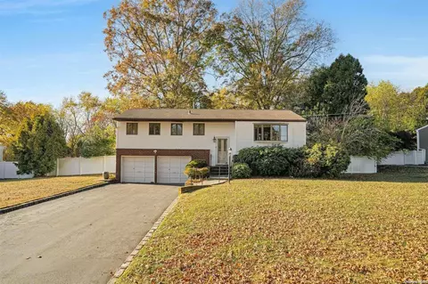 18 Greg Ln, East Northport, NY 11731