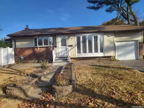11 Essex Pl, Commack, NY 11725