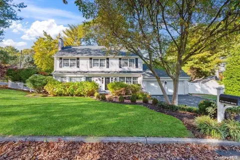 43 Sea Spray Dr, Centerport, NY 11721