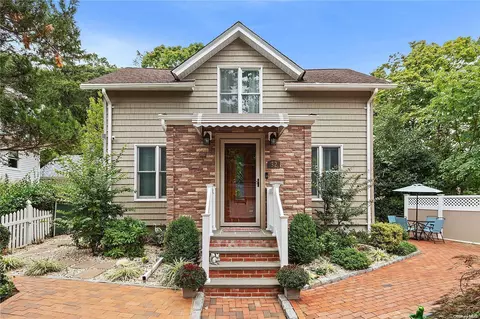 32 Church St, North Hempstead, NY 11576