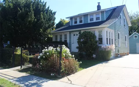 175 Smith St, Merrick, NY 11566