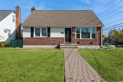 106 Barwick Blvd, North Hempstead, NY 11501