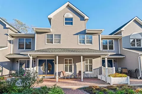 13 Courtyard Cir #13, Centerport, NY 11721
