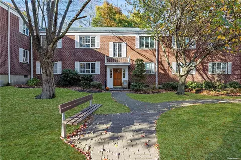 29 Nathan Hale Dr #32B, Huntington, NY 11743