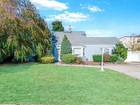 18 Carnation Rd, Levittown, NY 11756
