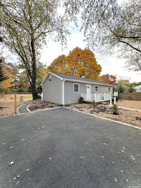 1547 N Thompson Dr, Bay Shore, NY 11706