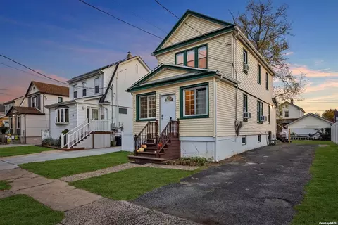 14 Pine Ln, Valley Stream, NY 11581