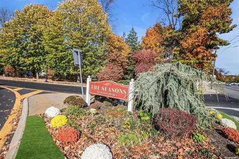 181 Somerset Dr #181, Massapequa, NY 11758