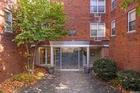 195 S Middle Neck Rd #1A, North Hempstead, NY 11021