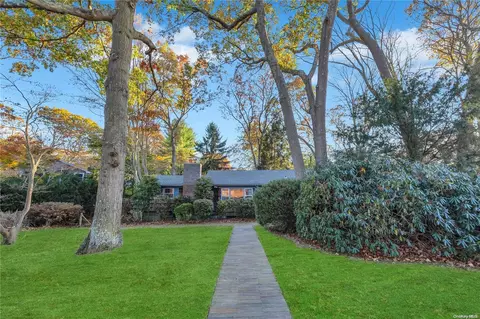 22 Bluetop Rd, Setauket, NY 11733