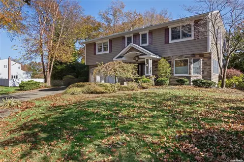 17 Glenmere Ln, Commack, NY 11725