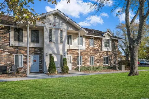 33 Osage Ct #33, Coram, NY 11727
