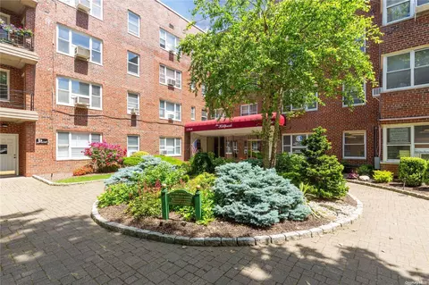 75 S Middle Neck Rd #3T, North Hempstead, NY 11021