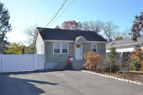 10 Maplewood Ave, Selden, NY 11784