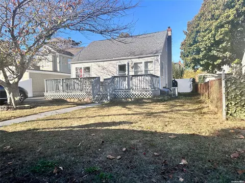 17 Trafalgar Drive Dr, Shirley, NY 11967
