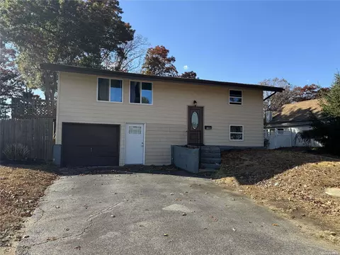 288 Sycamore Ln, Islandia, NY 11749