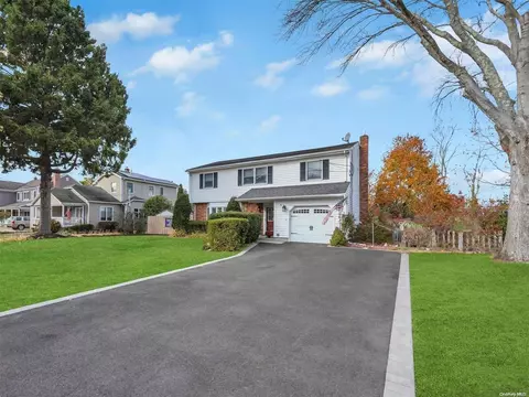 949 Maple St, Bohemia, NY 11716