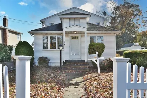 39 Walnut Ave E, Farmingdale, NY 11735