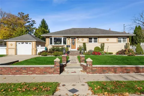 8 Bolton Rd, North Hempstead, NY 11040