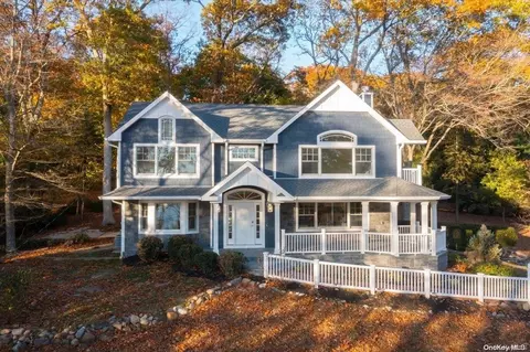 461 River Rd, Saint James, NY 11780